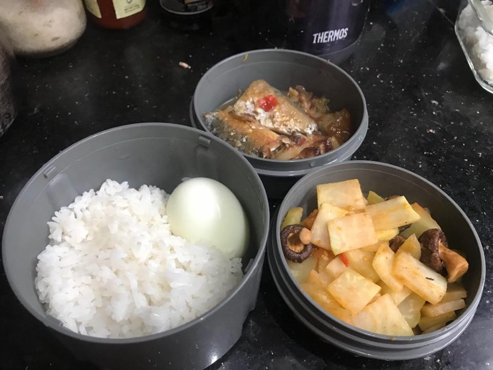 Thay vì ra ngoài ăn, dân văn phòng mang cơm trưa mùa dịch Covid-19 ảnh 1