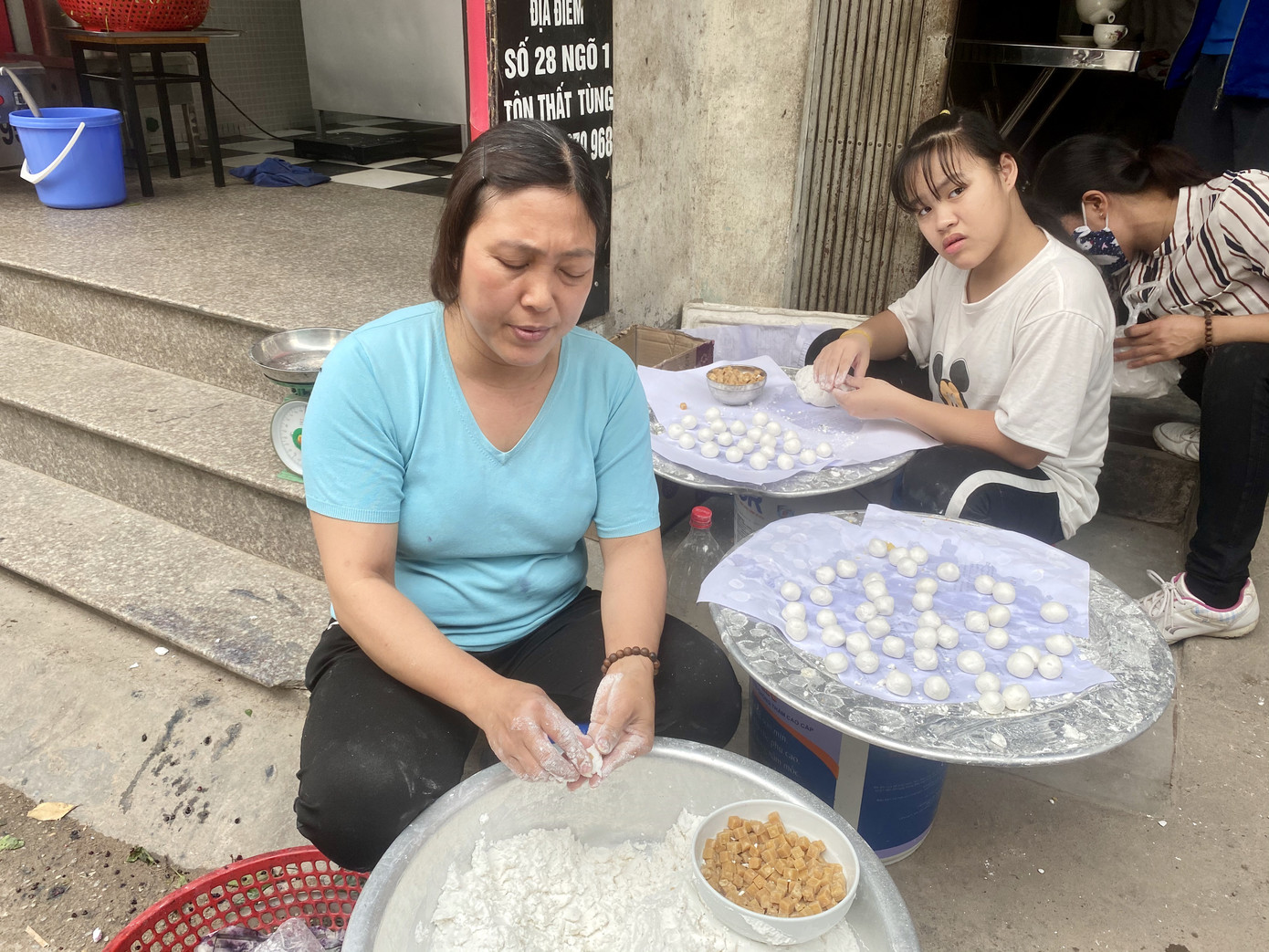 Người Hà Nội xếp hàng mua bánh trôi, bánh chay từ 5 giờ sáng ảnh 9