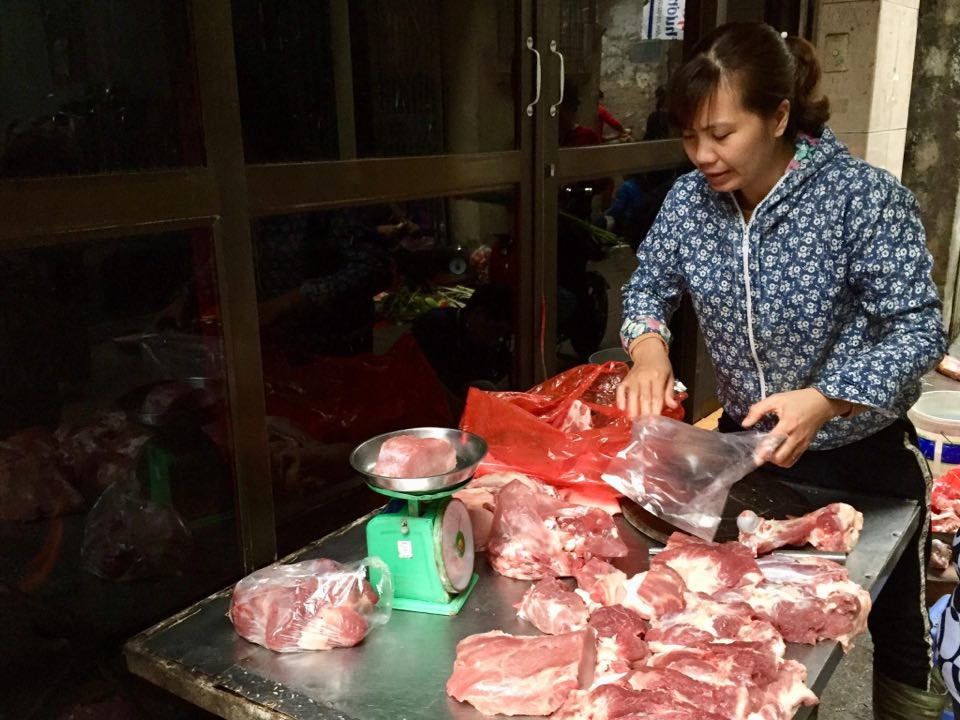 Thịt lợn chợ truyền thống: Ngóng từng giờ vẫn chưa giảm giá ảnh 6