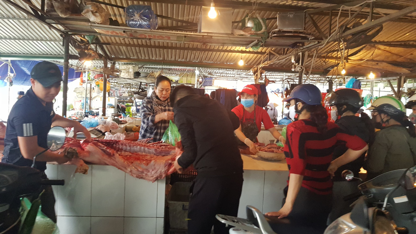 Thịt lợn chợ truyền thống: Ngóng từng giờ vẫn chưa giảm giá ảnh 3