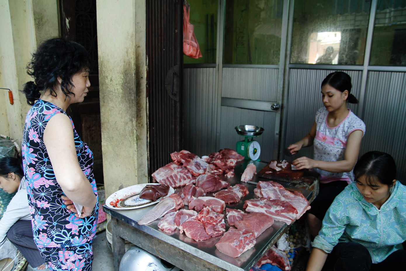 Thịt lợn chợ truyền thống: Ngóng từng giờ vẫn chưa giảm giá ảnh 4