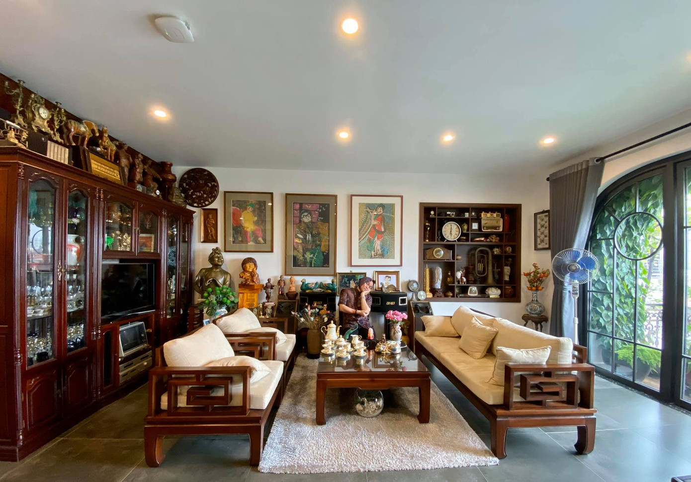 Ở nhà tránh dịch, danh hài Xuân Hinh rửa chân cho... vợ ảnh 5