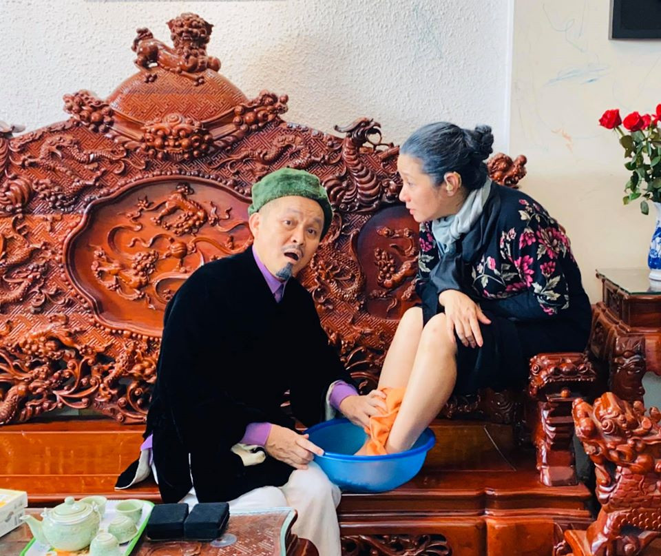 Ở nhà tránh dịch, danh hài Xuân Hinh rửa chân cho... vợ ảnh 3
