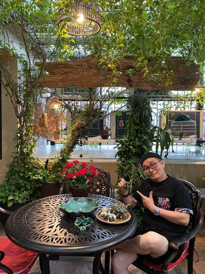 Ở nhà tránh dịch, danh hài Xuân Hinh rửa chân cho... vợ ảnh 4