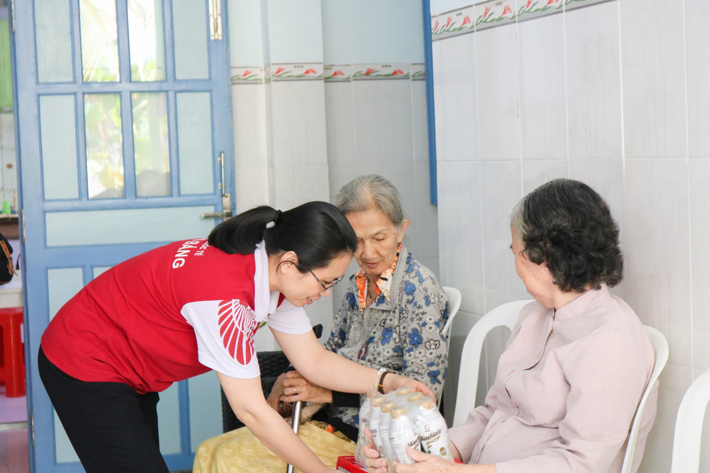 Dành 1,7 tỷ đồng tặng quà Tết cho người nghèo ảnh 1