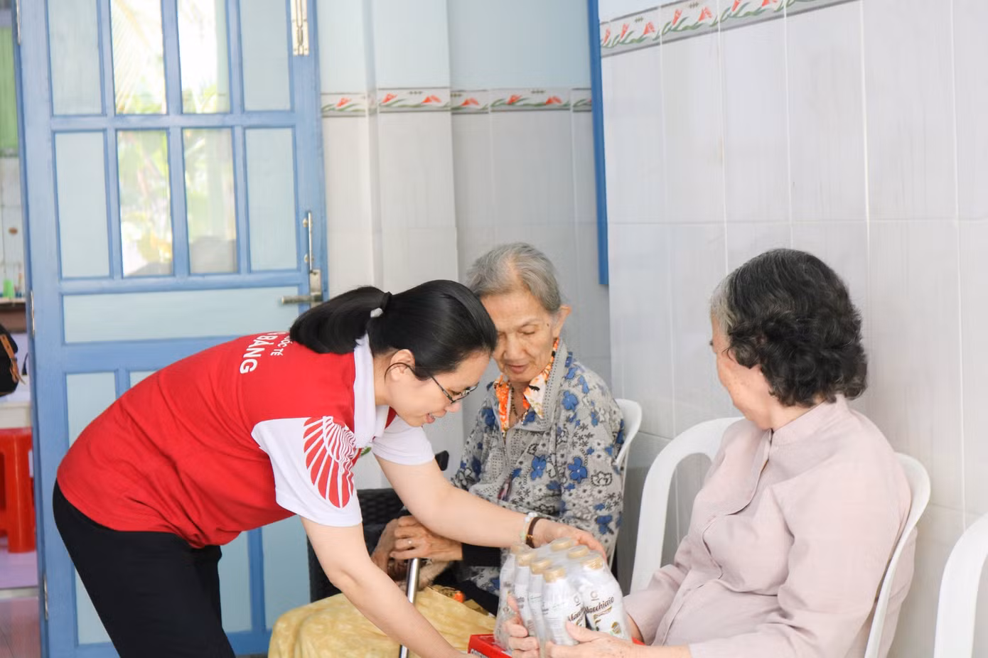 Dành 1,7 tỷ đồng tặng quà Tết cho người nghèo ảnh 1