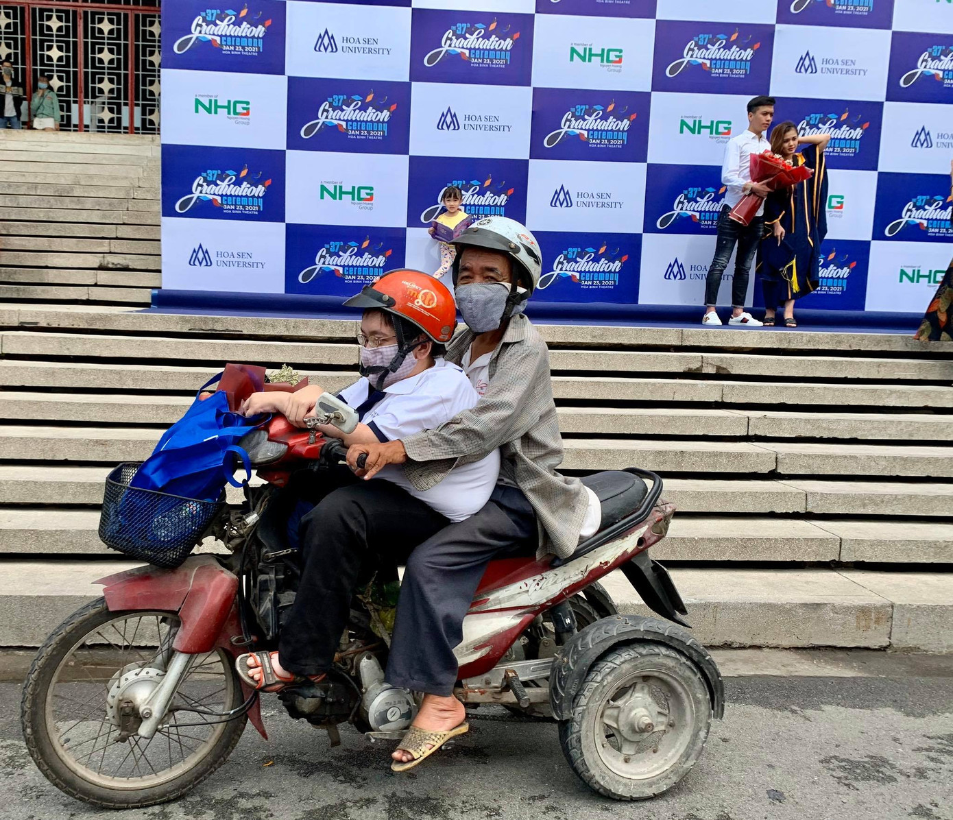 Tấm bằng tốt nghiệp đại học của cha và con ảnh 2