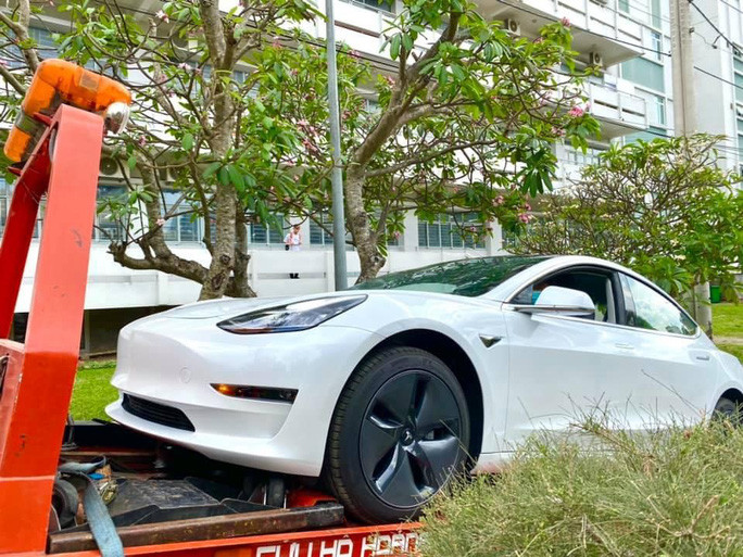 Sinh viên thực hành trên xe điện Tesla ảnh 1