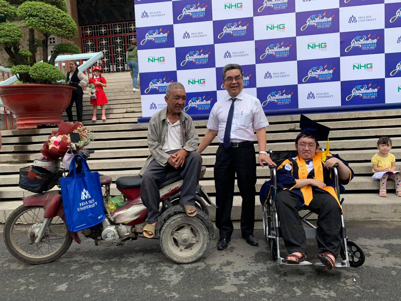 Tấm bằng tốt nghiệp đại học của cha và con ảnh 1