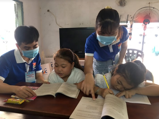 Gia sư áo xanh về với con em công nhân ảnh 1