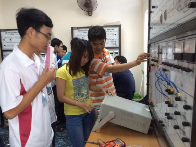 Nhiều trường đại học yêu cầu sinh viên không đến Quảng Ninh và Hải Dương ảnh 1