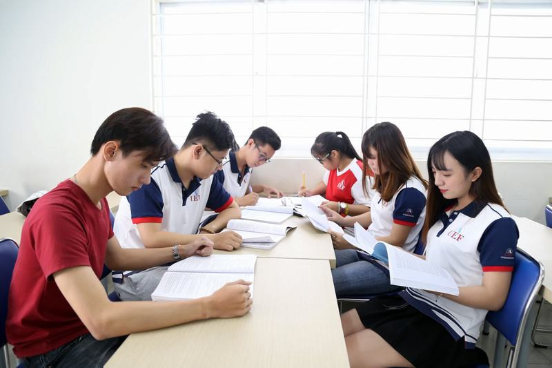 Sinh viên TP. HCM đi học trở lại vào ngày 1/3 ảnh 1