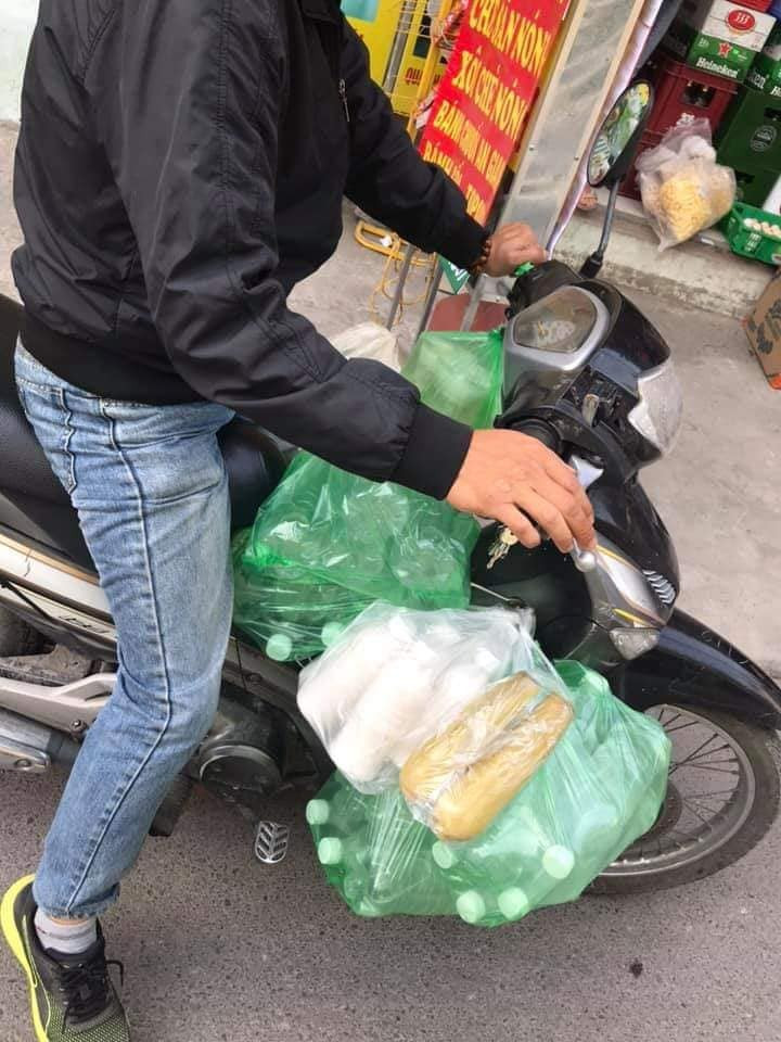 Shipper chất đống nước dừa ship cho khách đến các tòa văn phòng. Nắng nóng, nước giải khát cháy hàng ảnh 3