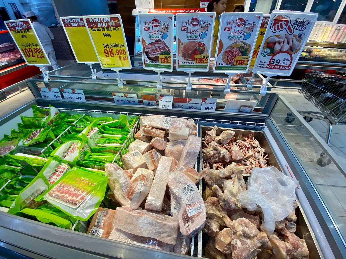 Giá thịt lợn hơi 'hạ nhiệt' vì thông tin cho nhập thịt lợn sống nguyên con ảnh 1