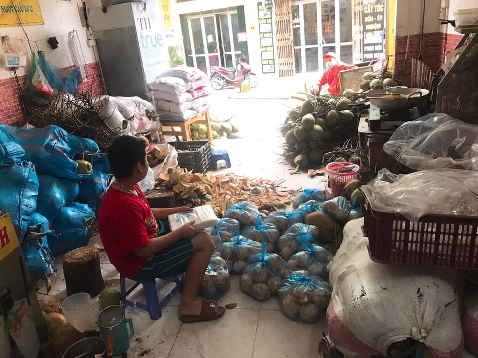 Sau 2 ngày, quán nước dừa anh Kha phải nhập thêm dừa ở khắp nơi để bán cho khách. Nắng nóng, nước giải khát cháy hàng ảnh 2
