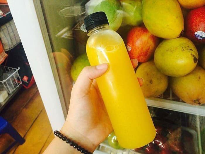 Nước ép hoa quả được đóng sẵn vào chai bán cho khách. Nắng nóng, nước giải khát cháy hàng ảnh 4