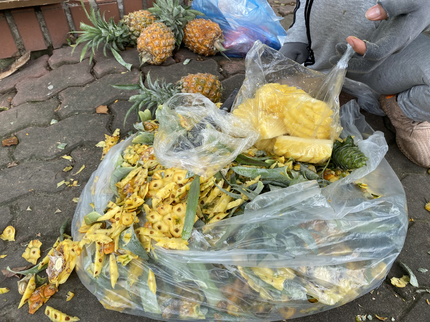 Hoa quả siêu rẻ tràn vỉa hè Hà Nội ảnh 11