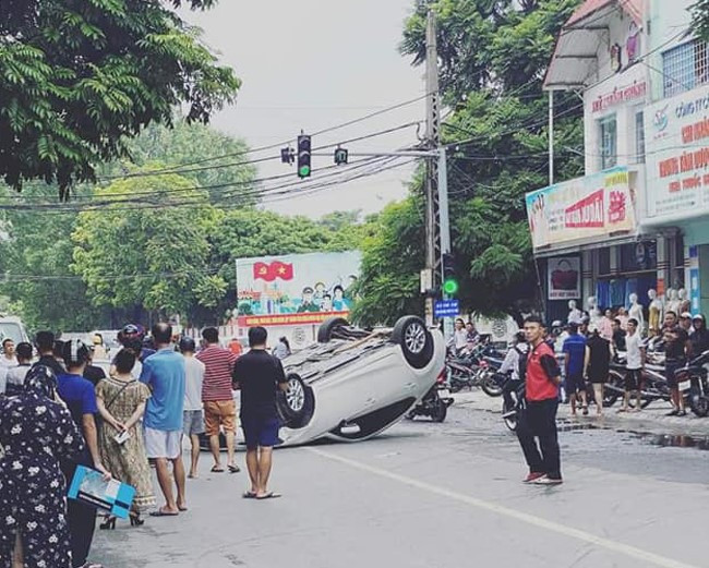 Đâm vào xe khác, ô tô 5 chỗ lật ngửa giữa phố đông người ảnh 1