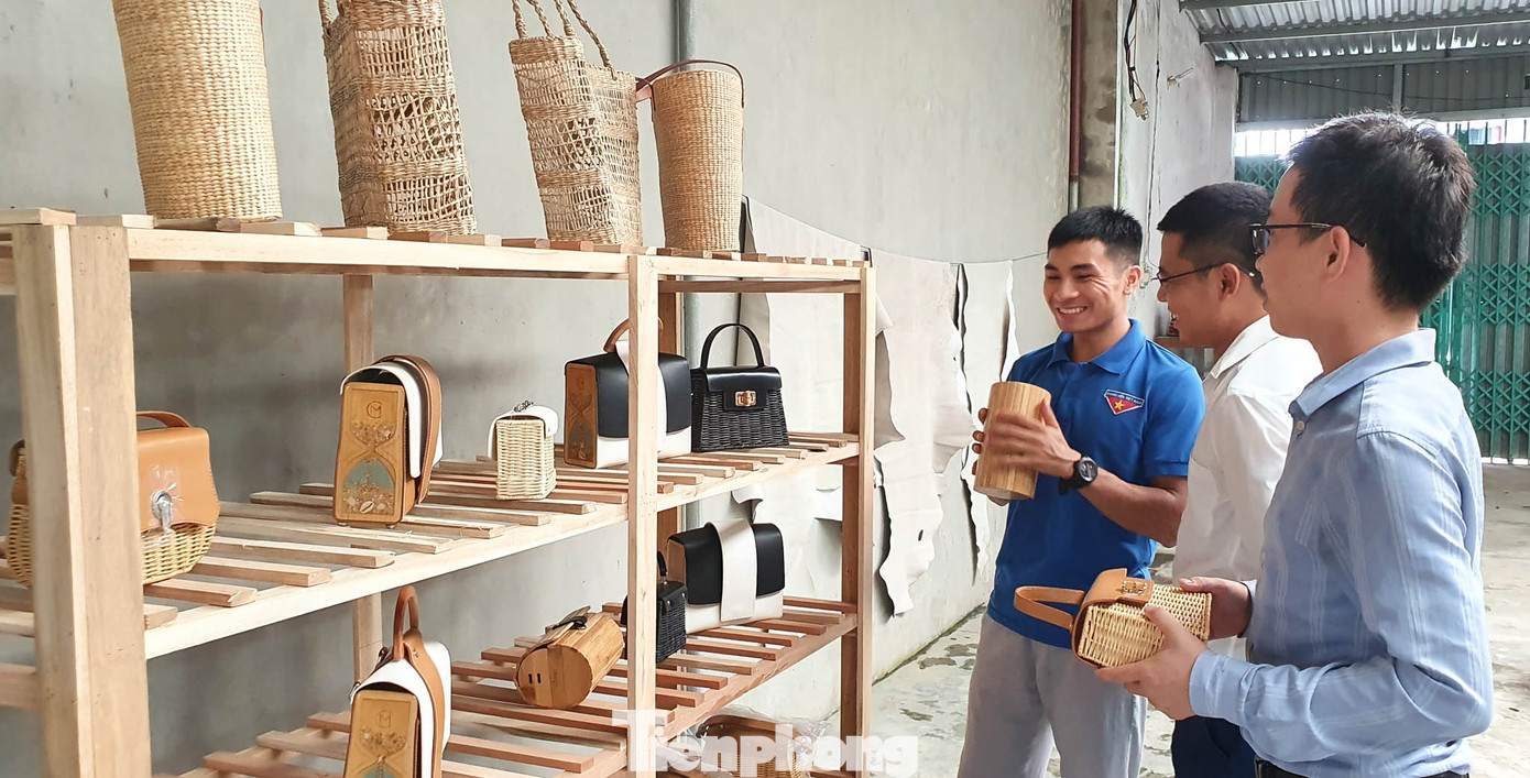 Thổi hồn quê vào túi xách truyền thống kết hợp chất da hiện đại ảnh 2