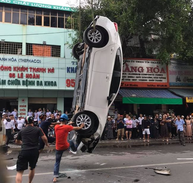 Đâm vào xe khác, ô tô 5 chỗ lật ngửa giữa phố đông người ảnh 4