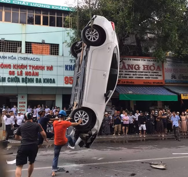 Đâm vào xe khác, ô tô 5 chỗ lật ngửa giữa phố đông người ảnh 4