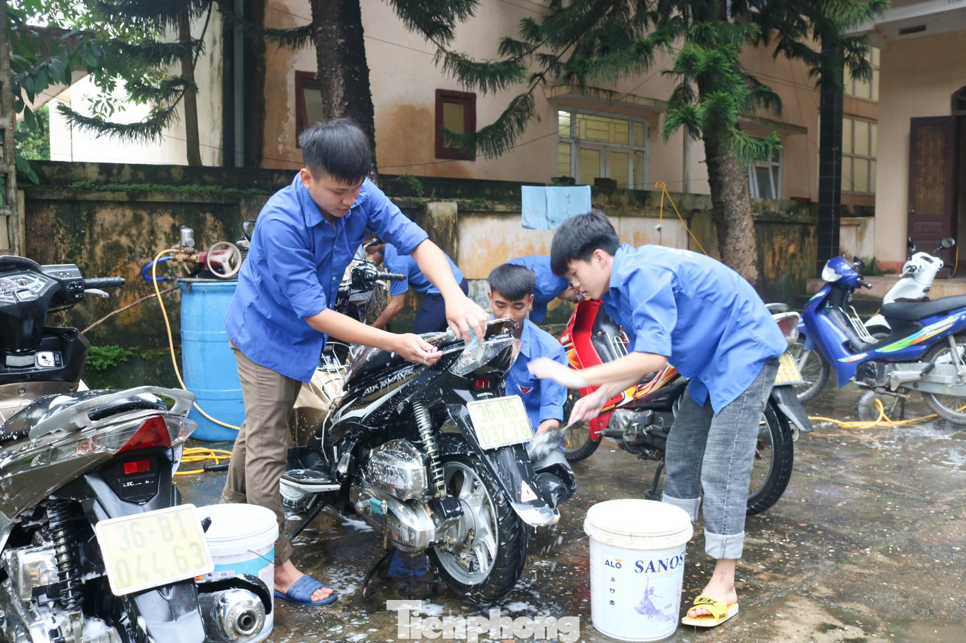 Bạn trẻ vùng cao rửa xe gây quỹ Trung thu cho trẻ em nghèo ảnh 2