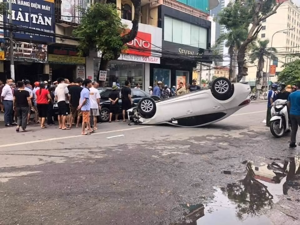 Đâm vào xe khác, ô tô 5 chỗ lật ngửa giữa phố đông người ảnh 2