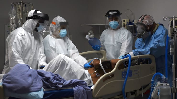 Nhân viên y tế đang đặt nội khí quản cho một bệnh nhân COVID-19 ở bang Texas của Mỹ. Ảnh: Reuters. Mỹ: COVID-19 đang ' rất nóng', lại phát hiện thêm virus cực độc ảnh 6