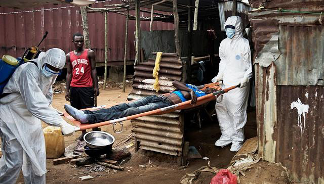 Đưa một bệnh nhân Ebola tới bệnh viện. Ảnh: USAID. Mỹ: COVID-19 đang ' rất nóng', lại phát hiện thêm virus cực độc ảnh 3