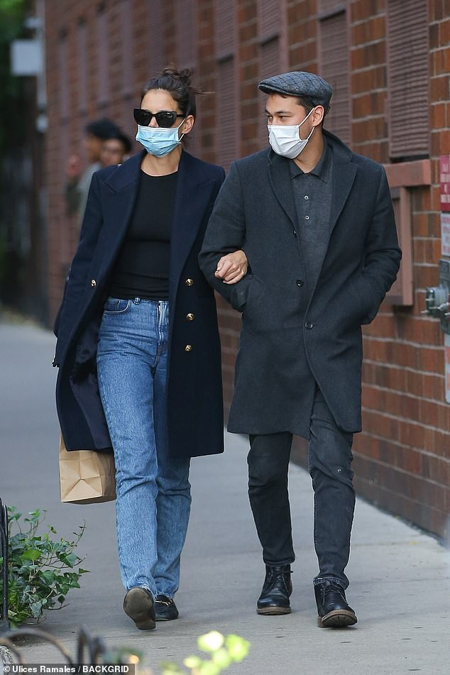 Katie Holmes và tình trẻ ‘dính như sam’, ôm hôn say đắm nơi công cộng ảnh 1