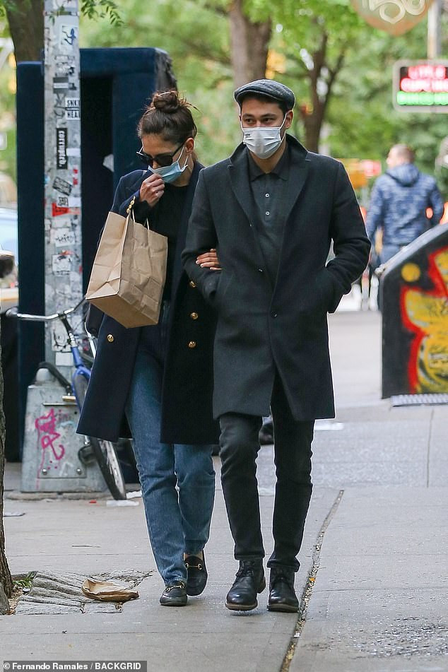 Katie Holmes và tình trẻ ‘dính như sam’, ôm hôn say đắm nơi công cộng ảnh 4