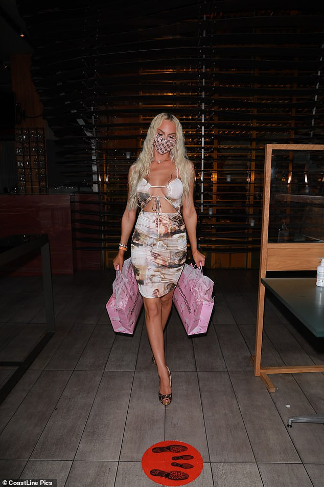 Mỹ nhân 'bất động sản' diện váy hở bạo ảnh 9