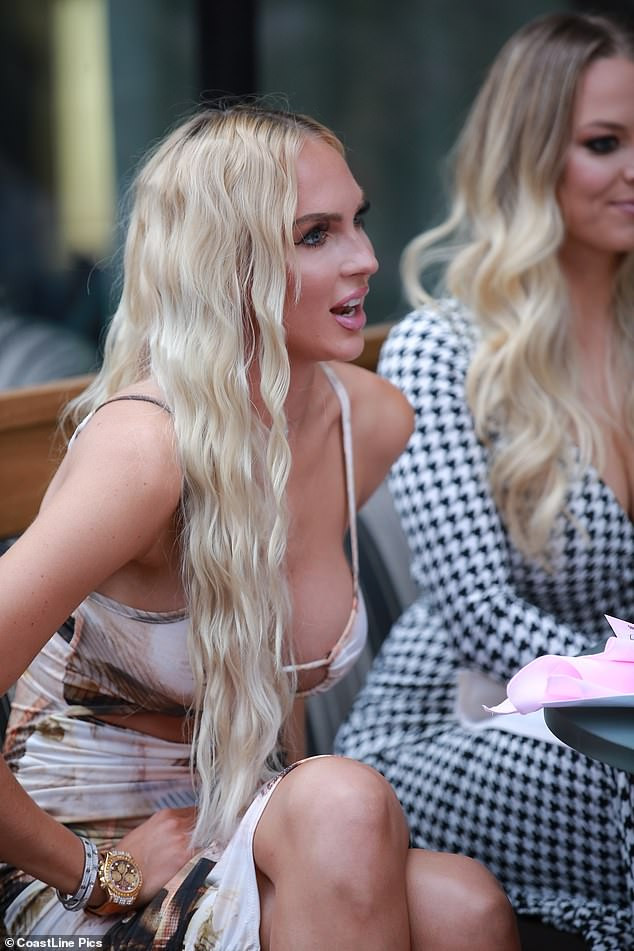 Mỹ nhân 'bất động sản' diện váy hở bạo ảnh 8