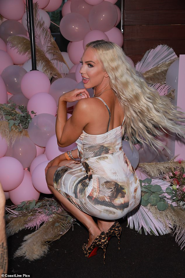 Mỹ nhân 'bất động sản' diện váy hở bạo ảnh 7