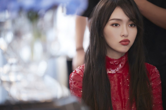 ‘Gái một con’ Đường Yên quyến rũ, mê hoặc trong sắc đỏ ảnh 3