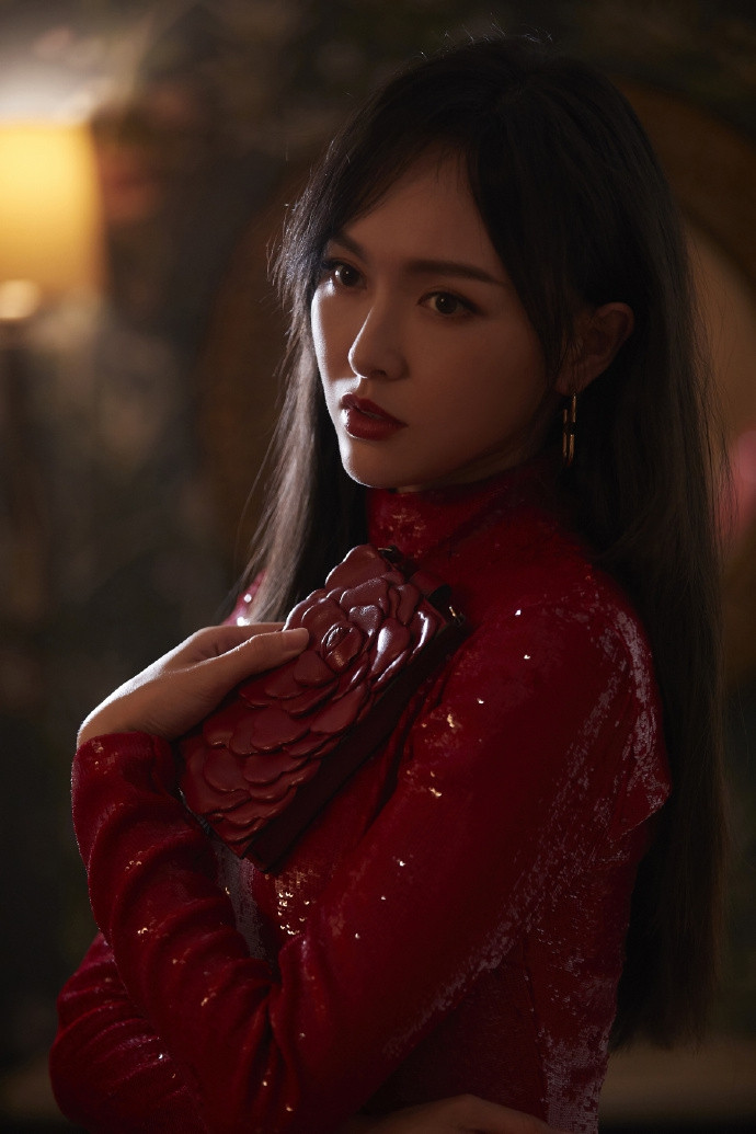 ‘Gái một con’ Đường Yên quyến rũ, mê hoặc trong sắc đỏ ảnh 8