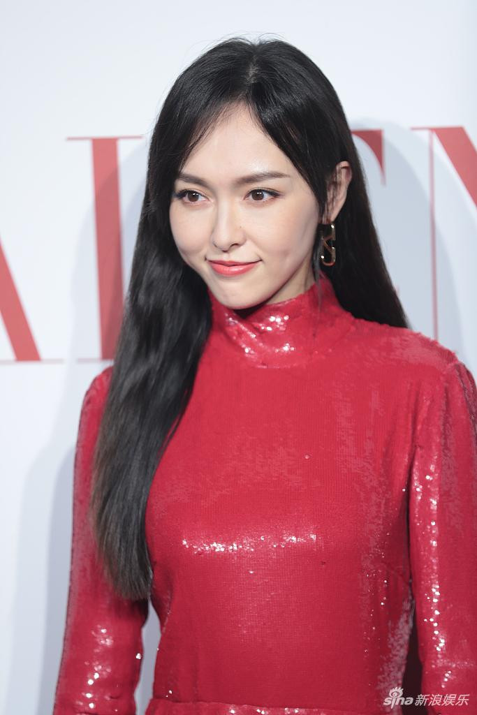 ‘Gái một con’ Đường Yên quyến rũ, mê hoặc trong sắc đỏ ảnh 11