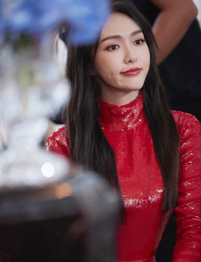 ‘Gái một con’ Đường Yên quyến rũ, mê hoặc trong sắc đỏ ảnh 4