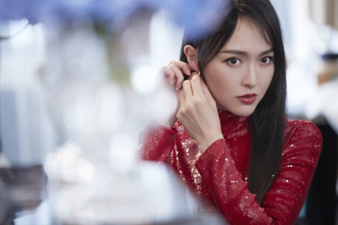 ‘Gái một con’ Đường Yên quyến rũ, mê hoặc trong sắc đỏ ảnh 2