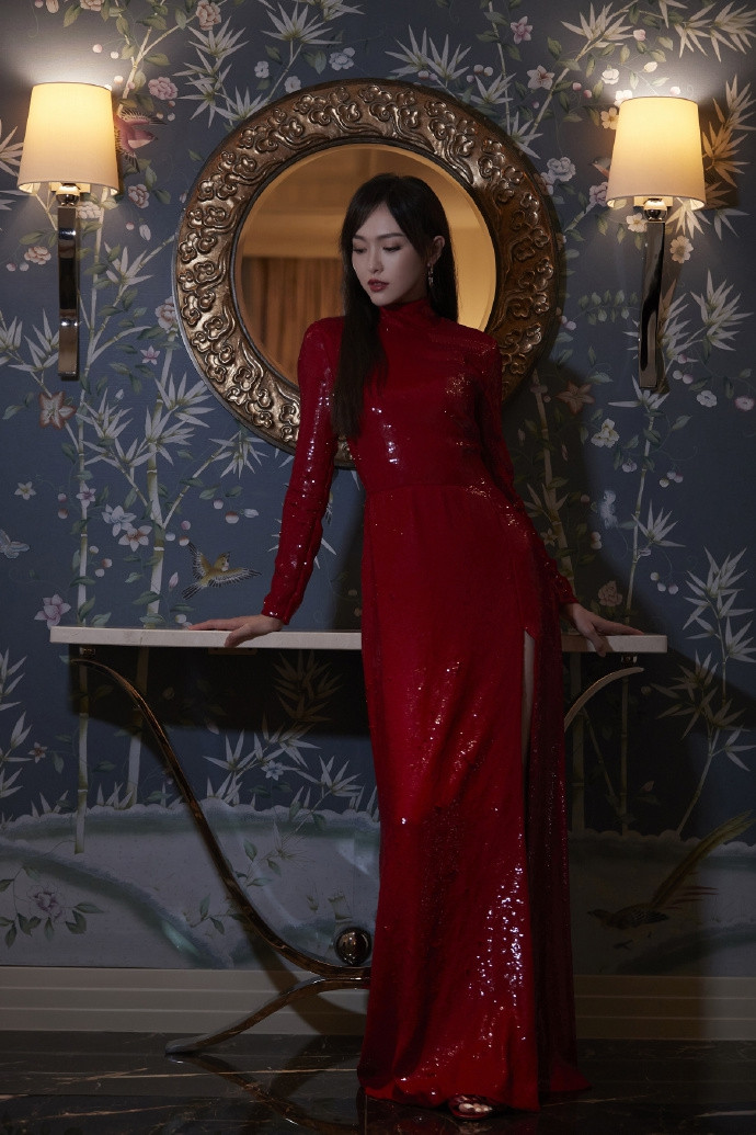 ‘Gái một con’ Đường Yên quyến rũ, mê hoặc trong sắc đỏ ảnh 5