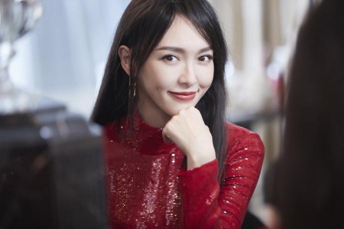 ‘Gái một con’ Đường Yên quyến rũ, mê hoặc trong sắc đỏ ảnh 1