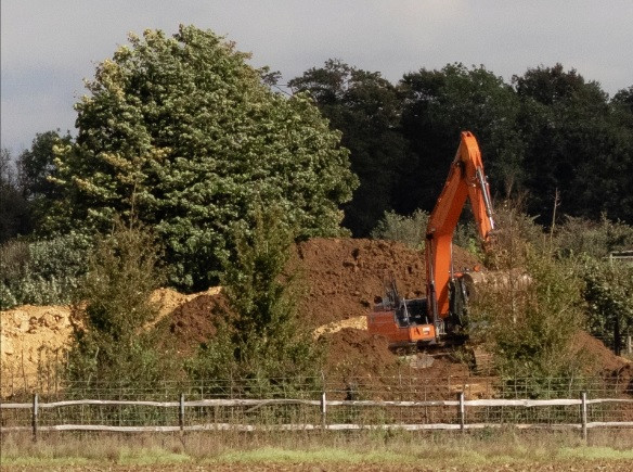 Vợ chồng Beckham gây tranh cãi vì xây hồ trong khuôn viên điền trang gần 180 tỷ ảnh 4