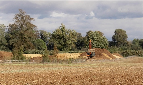 Vợ chồng Beckham gây tranh cãi vì xây hồ trong khuôn viên điền trang gần 180 tỷ ảnh 2