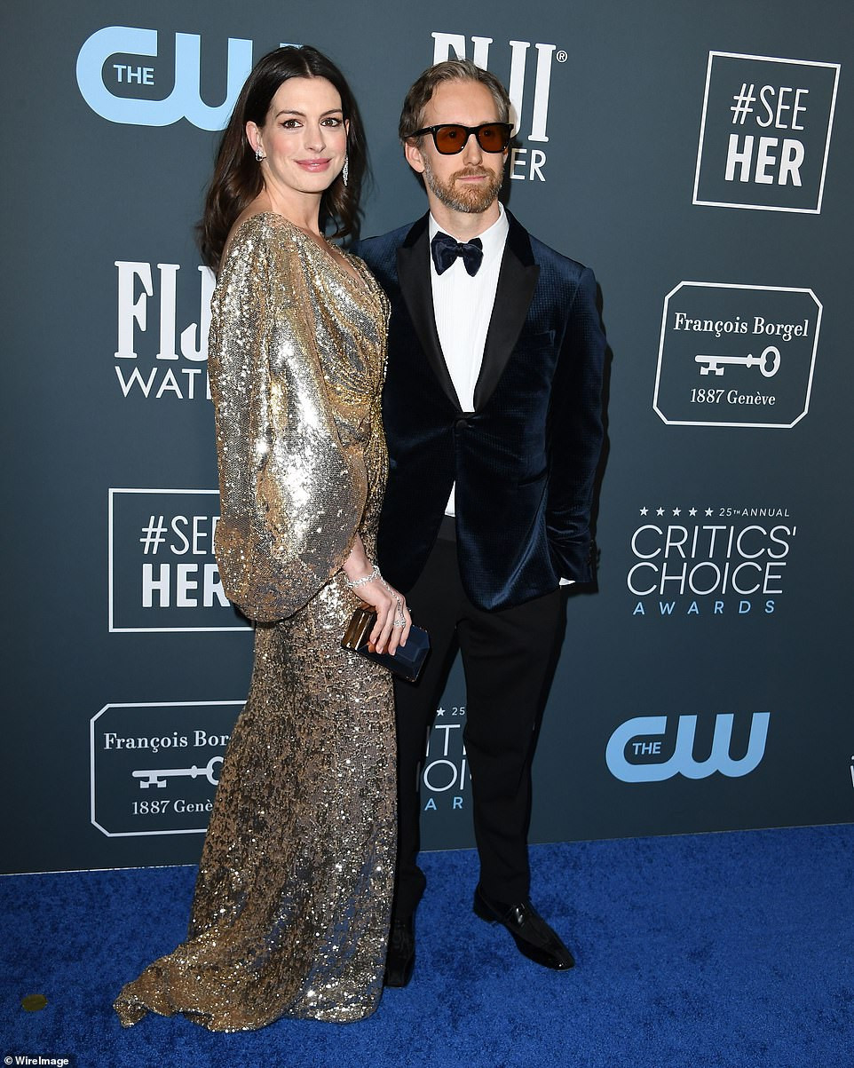 Loạt mỹ nhân ‘thả rông’, sao nam mặc váy trà trộn vào hội chị em ảnh 2