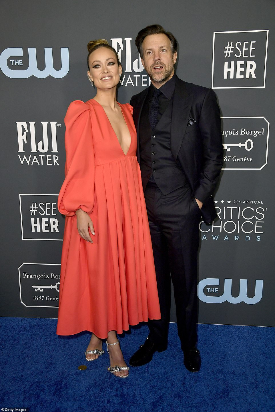 Loạt mỹ nhân ‘thả rông’, sao nam mặc váy trà trộn vào hội chị em ảnh 9