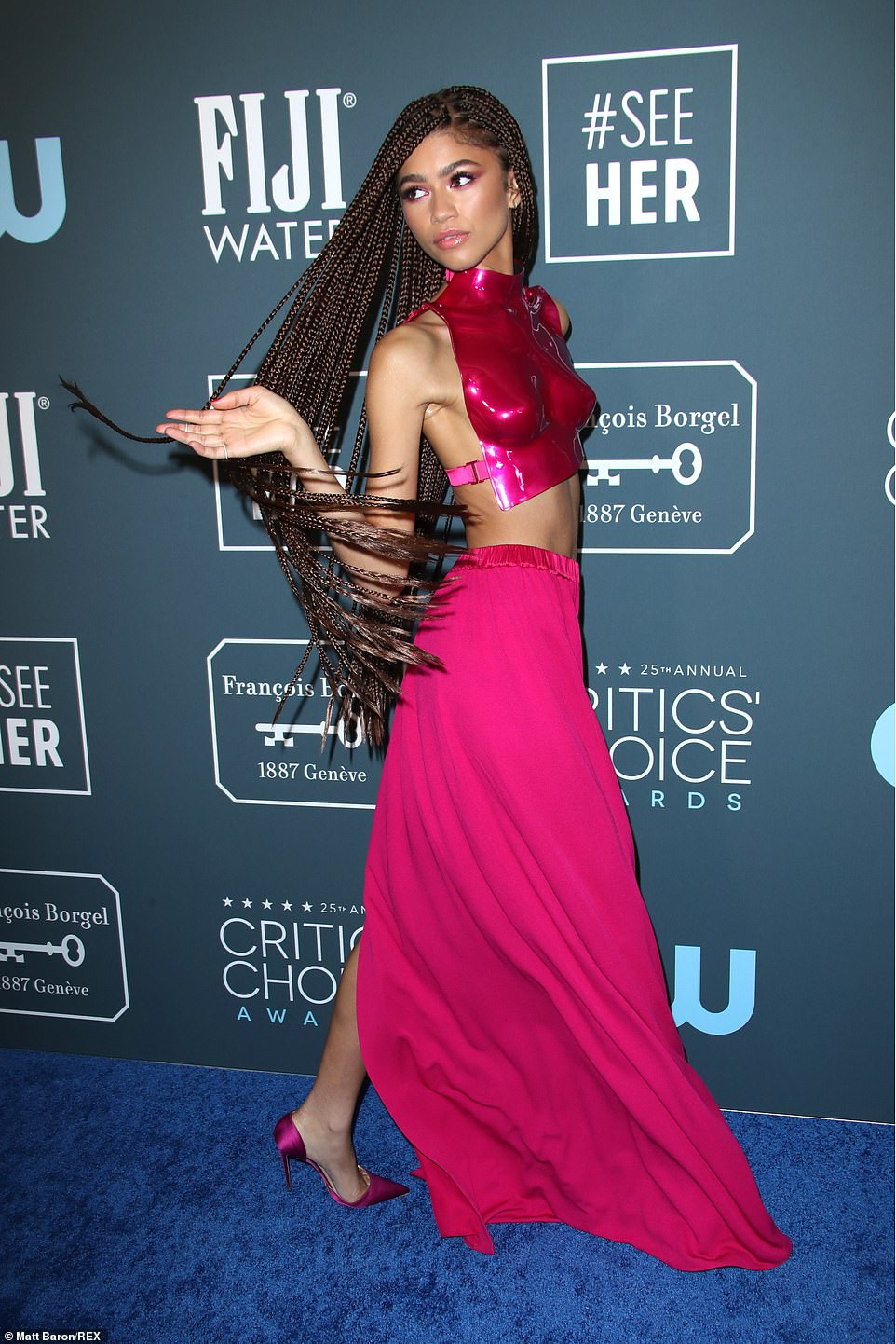 Loạt mỹ nhân ‘thả rông’, sao nam mặc váy trà trộn vào hội chị em ảnh 3