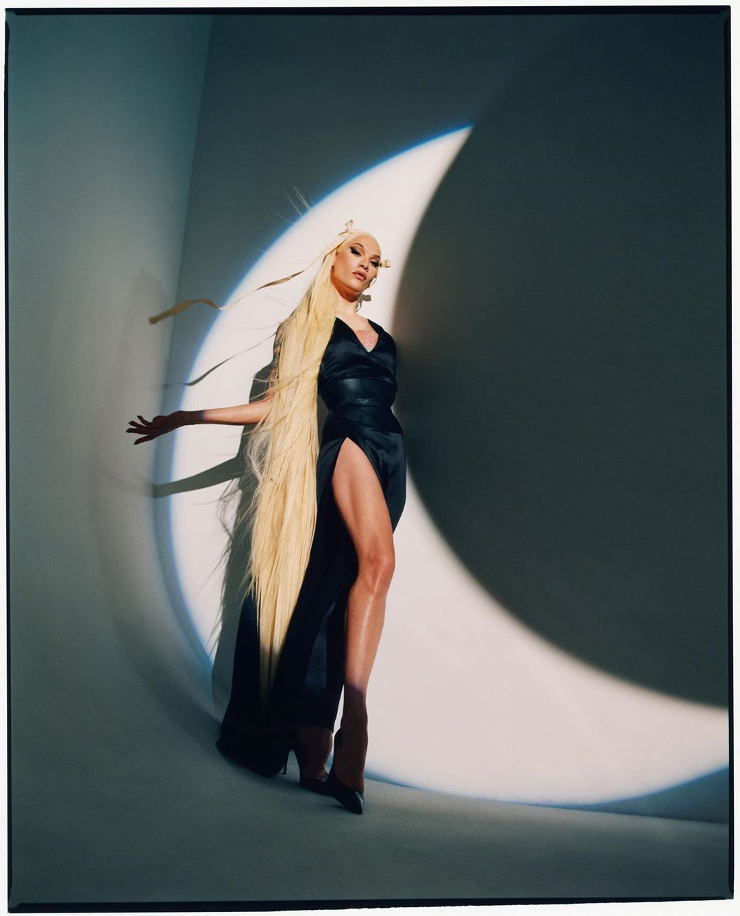 Irina Shayk, Cindy Crawford và loạt ‘chân dài’ sexy trong bộ lịch cung hoàng đạo ảnh 7