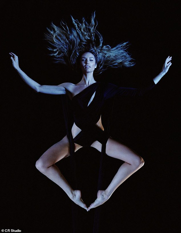 Irina Shayk, Cindy Crawford và loạt ‘chân dài’ sexy trong bộ lịch cung hoàng đạo ảnh 10