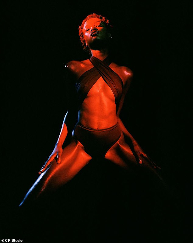 Irina Shayk, Cindy Crawford và loạt ‘chân dài’ sexy trong bộ lịch cung hoàng đạo ảnh 12