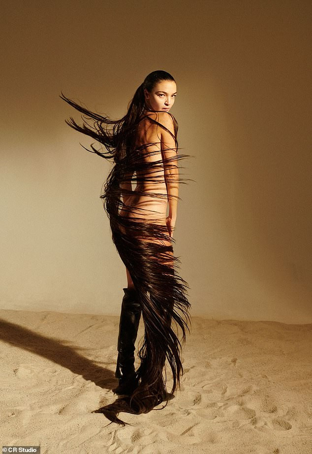 Irina Shayk, Cindy Crawford và loạt ‘chân dài’ sexy trong bộ lịch cung hoàng đạo ảnh 11